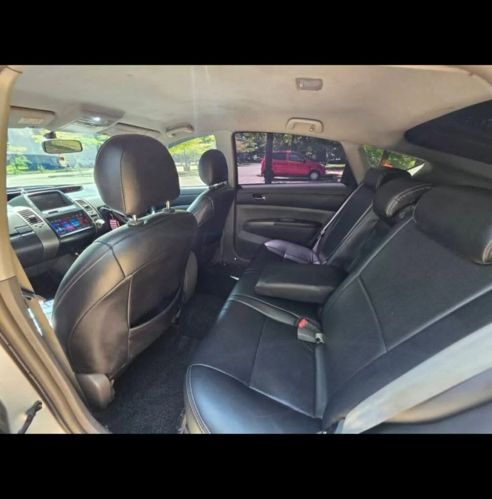 Interior left — Toyota Prius