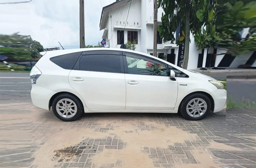 Left side — Toyota Prius Alpha