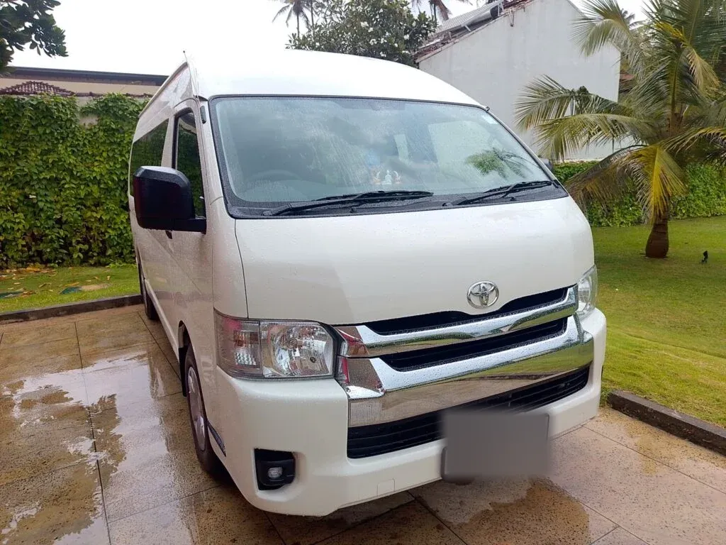 Front — Toyota KDH HIROOF Hiace