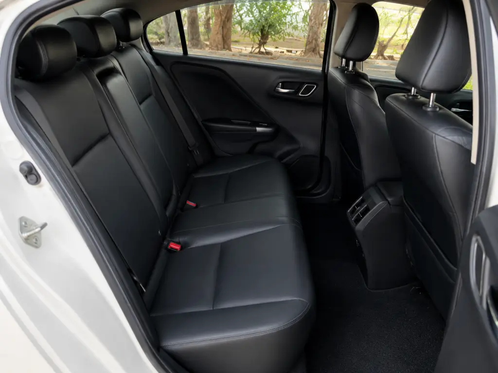 Interior right — Honda Grace