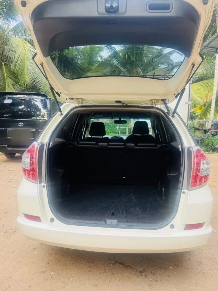 Boot / luggage area — Honda Fit Shuttle