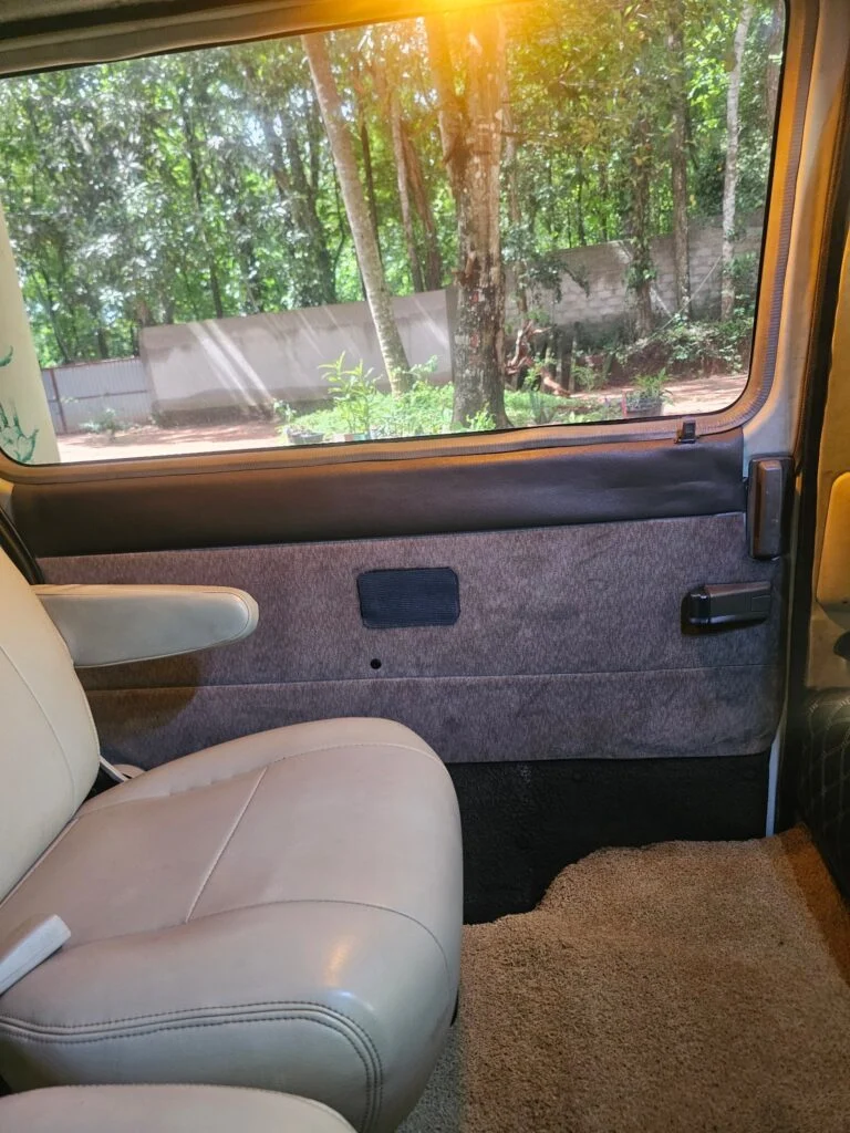 Interior left — Nissan caravan Qd 32