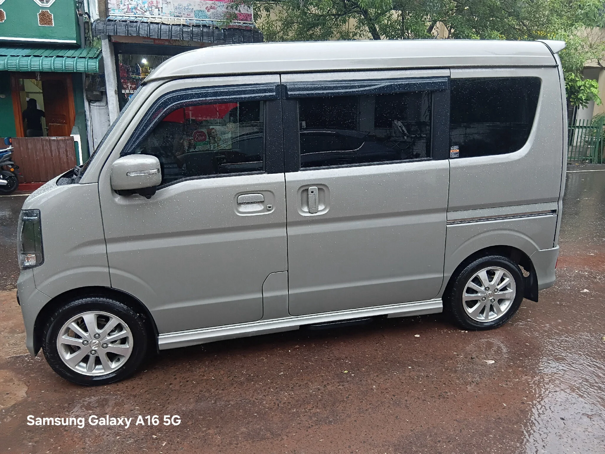Left side — SUZUKI wagon