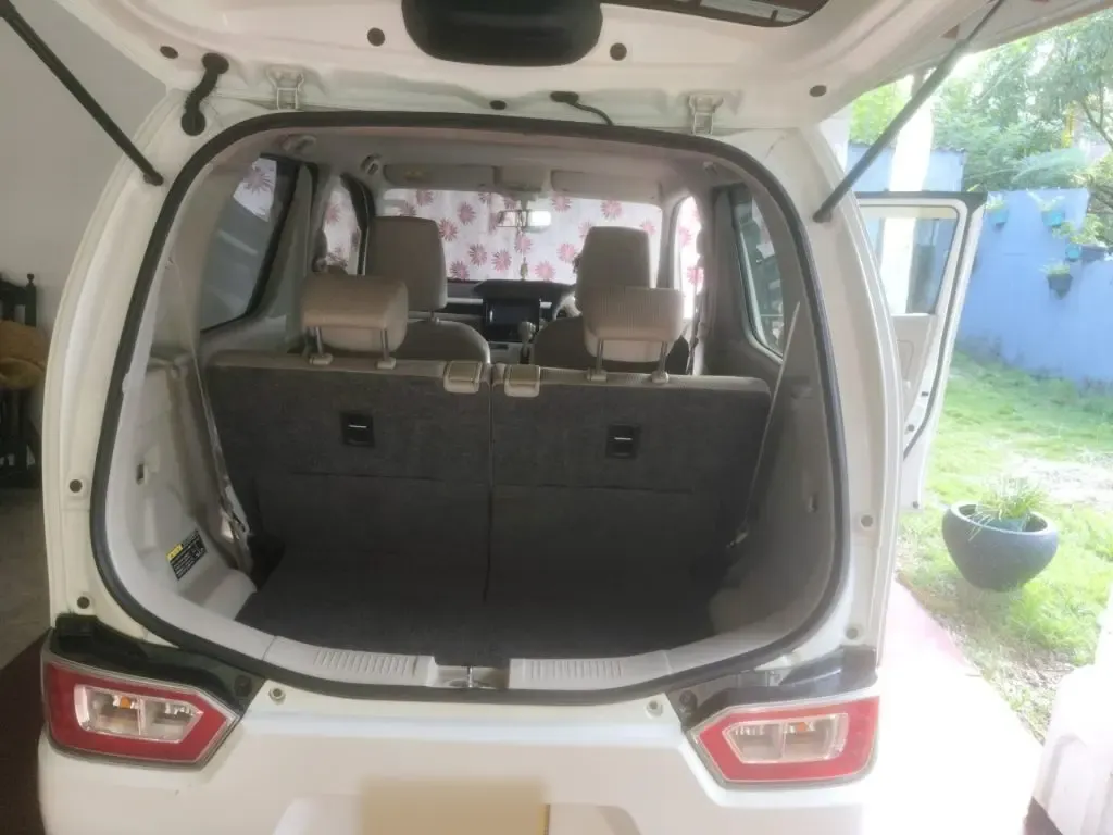 Boot / luggage area — Suzuki Fx