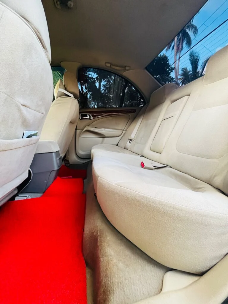 Interior left — Nissan N17