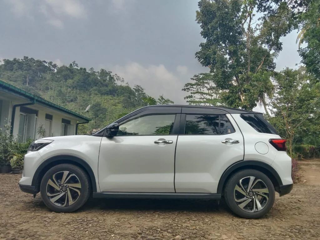 Left side — Toyota Raize