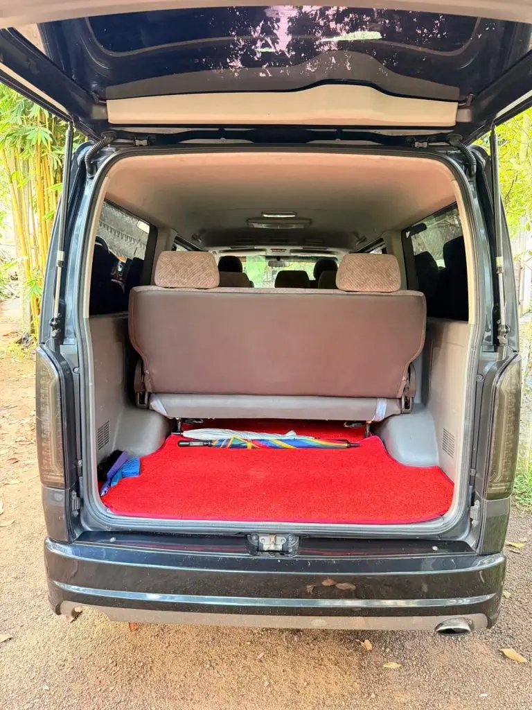 Boot / luggage area — Toyota KDH