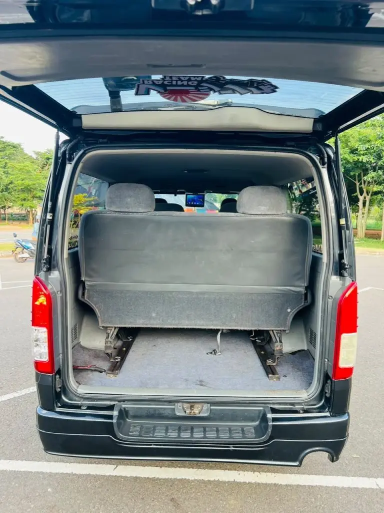 Boot / luggage area — Toyota KDH