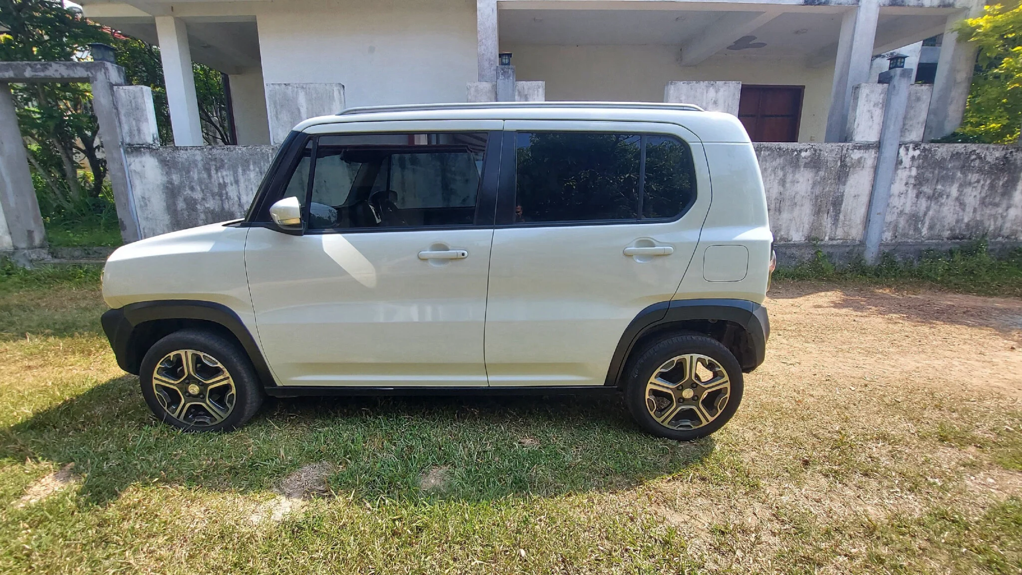 Left side — MAZDA Flair Crossover