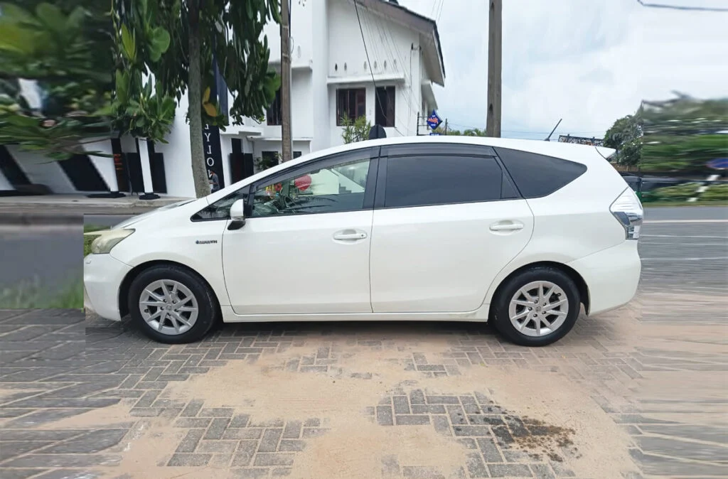 Right side — Toyota Prius Alpha