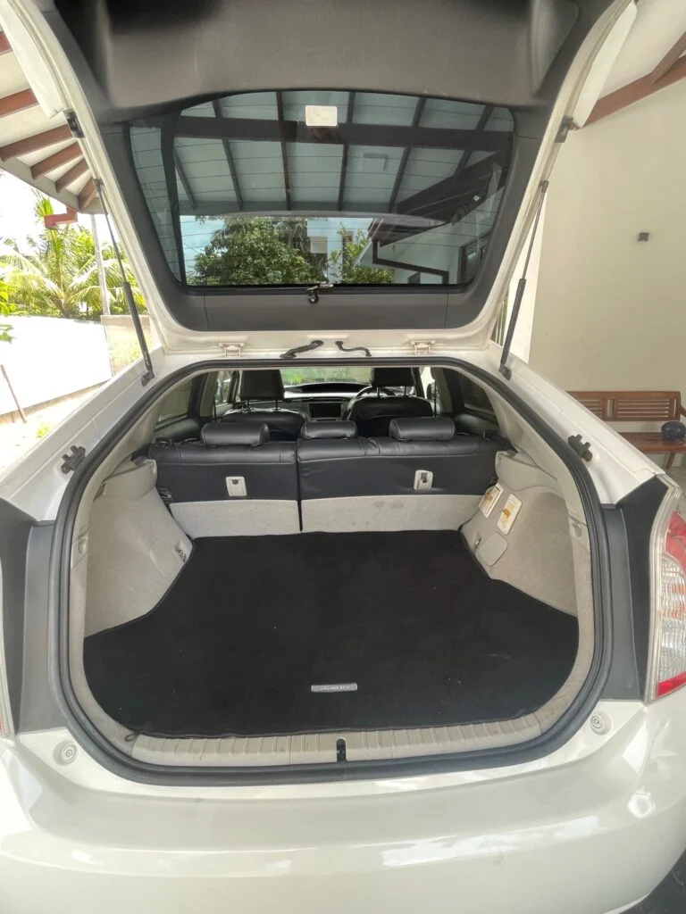 Boot / luggage area — Toyota Prius