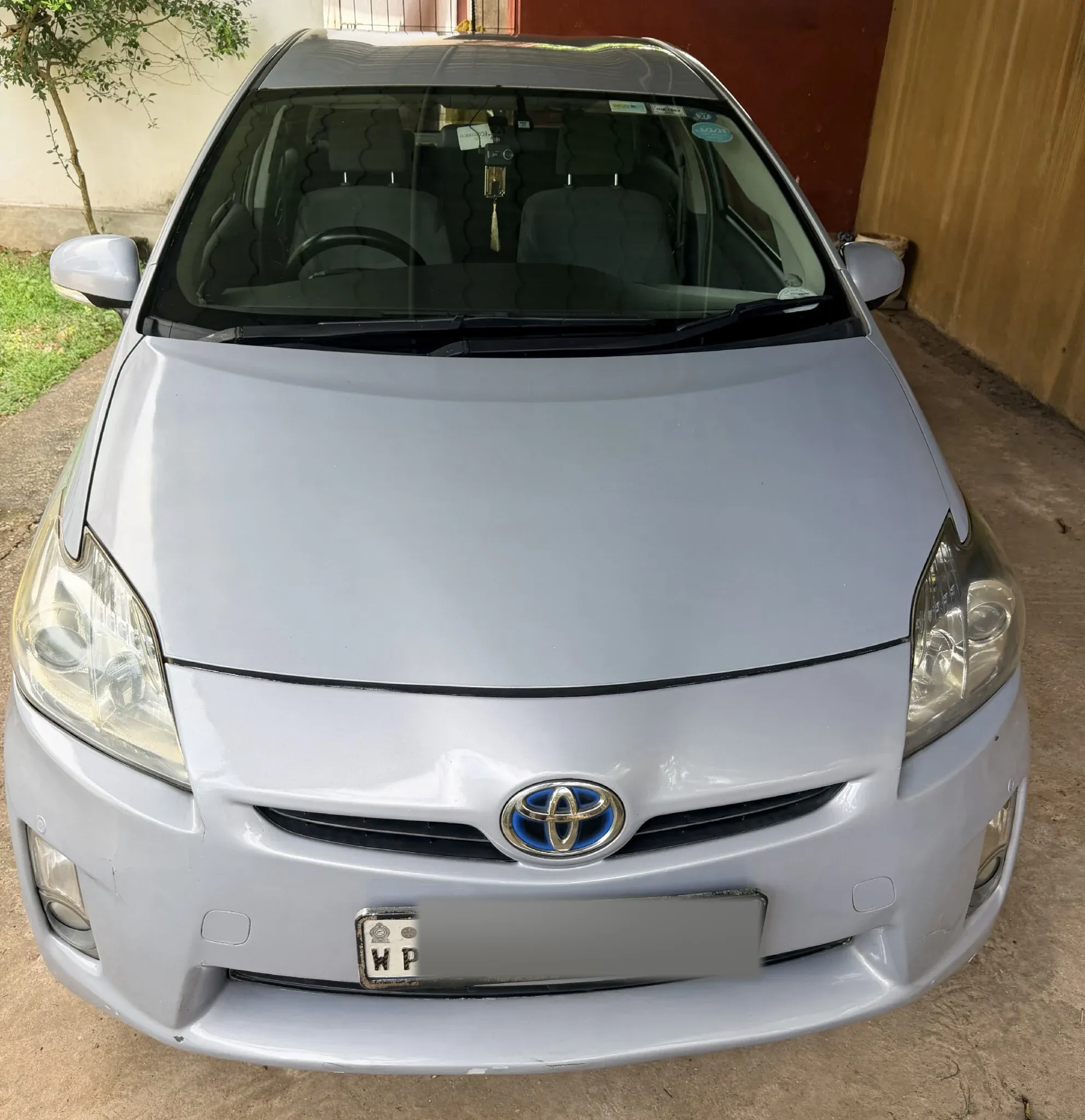Front — TOYOTA Prius