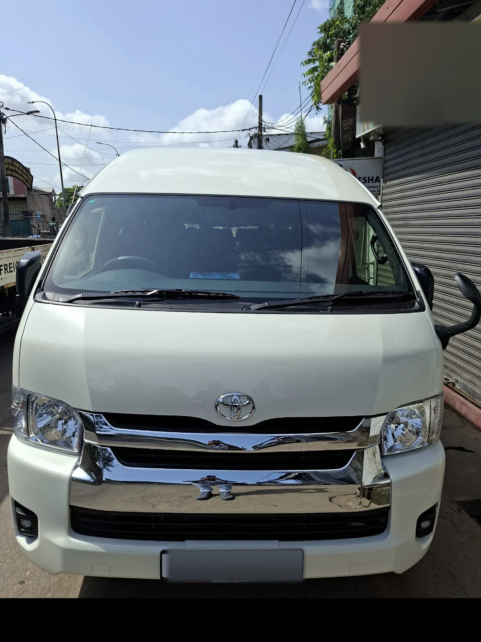 Front — TOYOTA KDH VIP Highroof