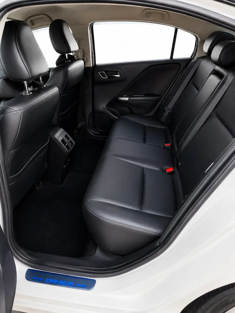 Interior left — Honda Grace