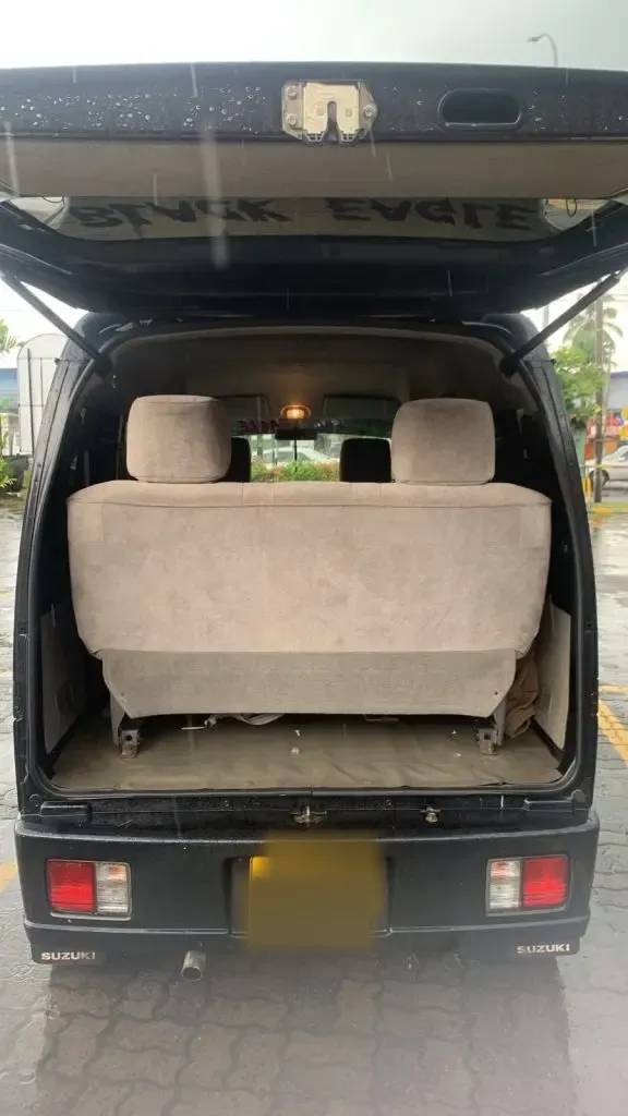 Boot / luggage area — Suzuki Every
