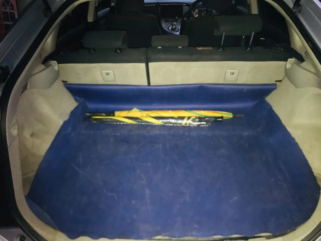 Boot / luggage area — Toyota Prius