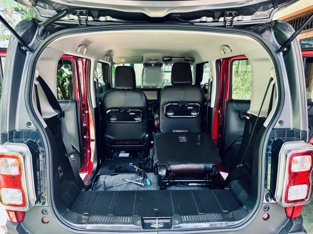 Boot / luggage area — Suzuki Hustler