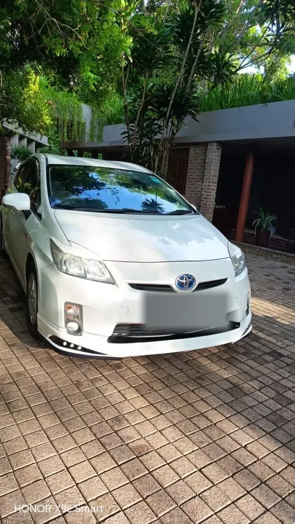 Interior left — Toyota Prius