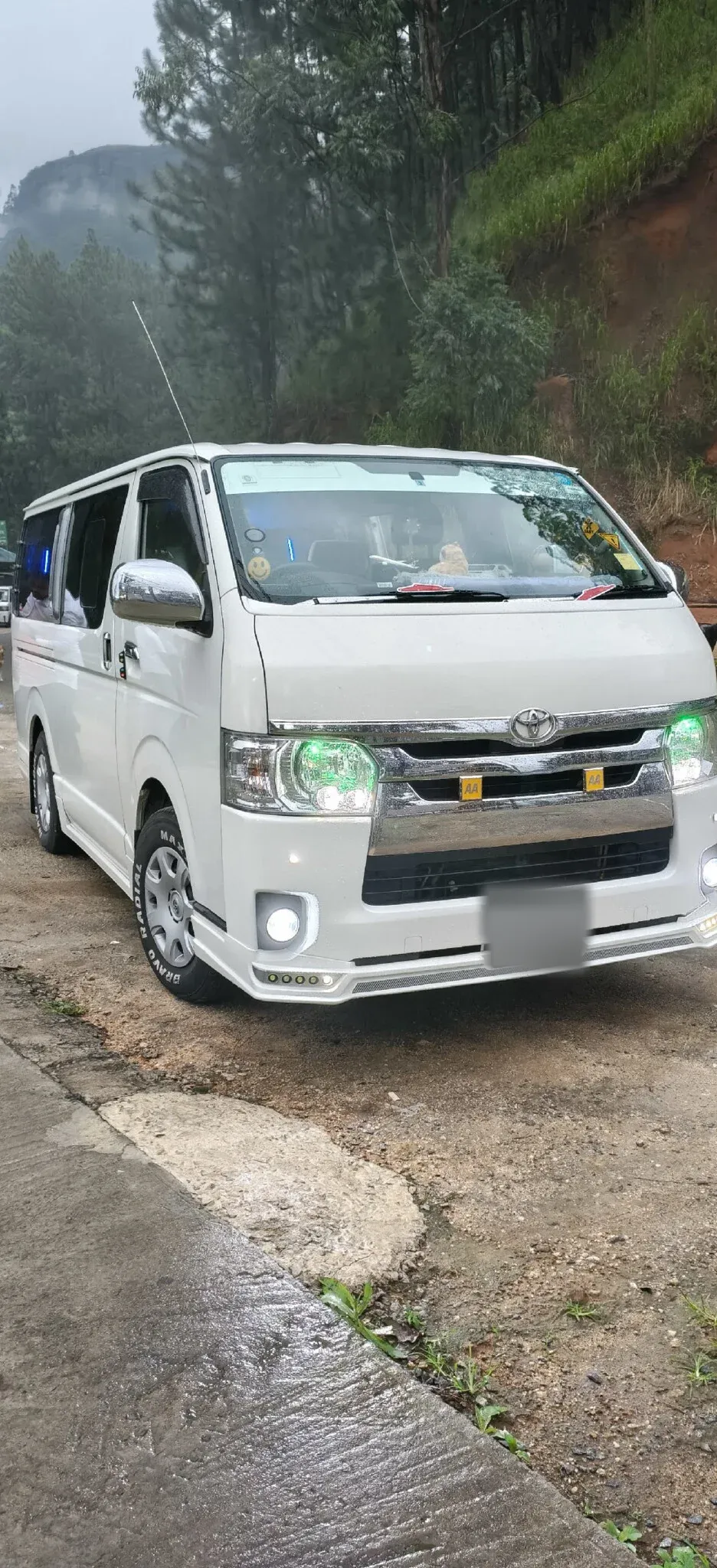 Front — TOYOTA Hiace