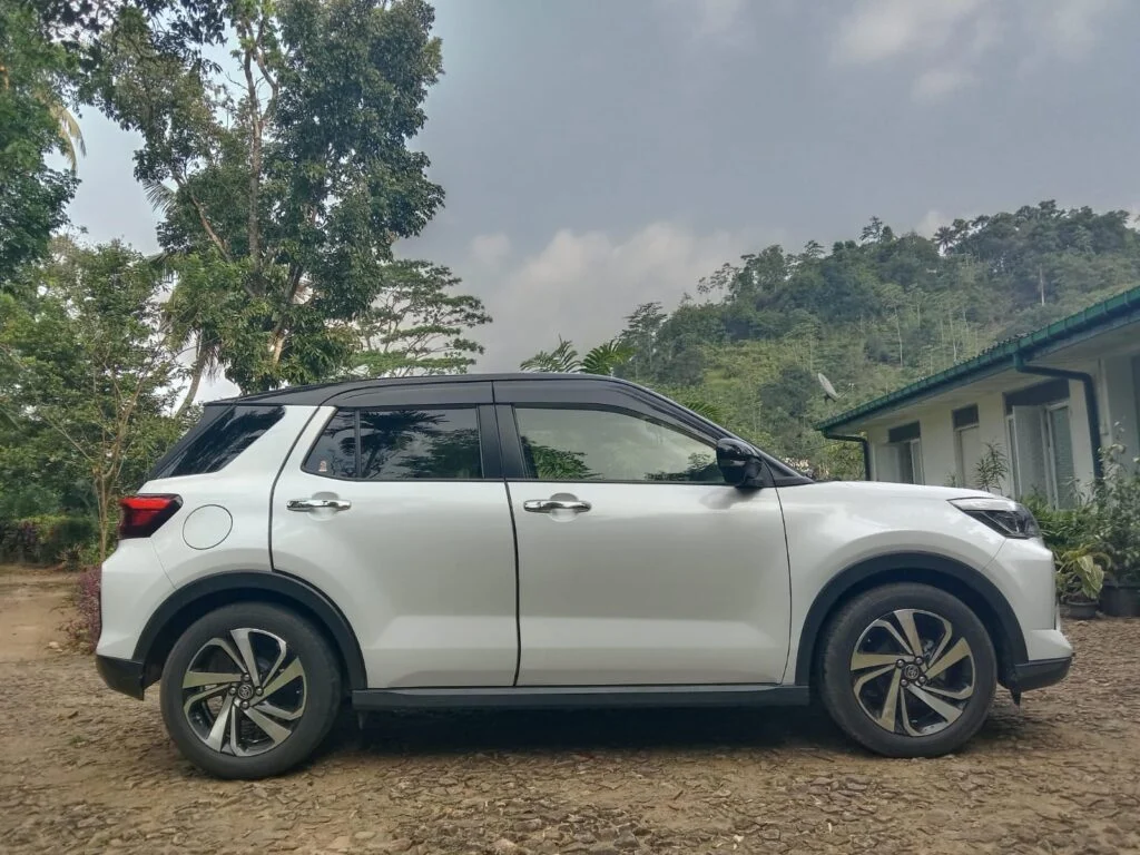 Right side — Toyota Raize