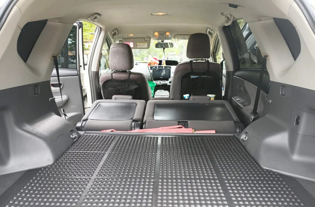 Passenger cabin — Toyota Prius Alpha