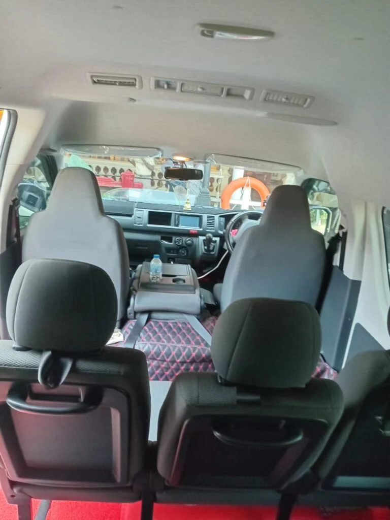 Boot / luggage area — Toyota KDH