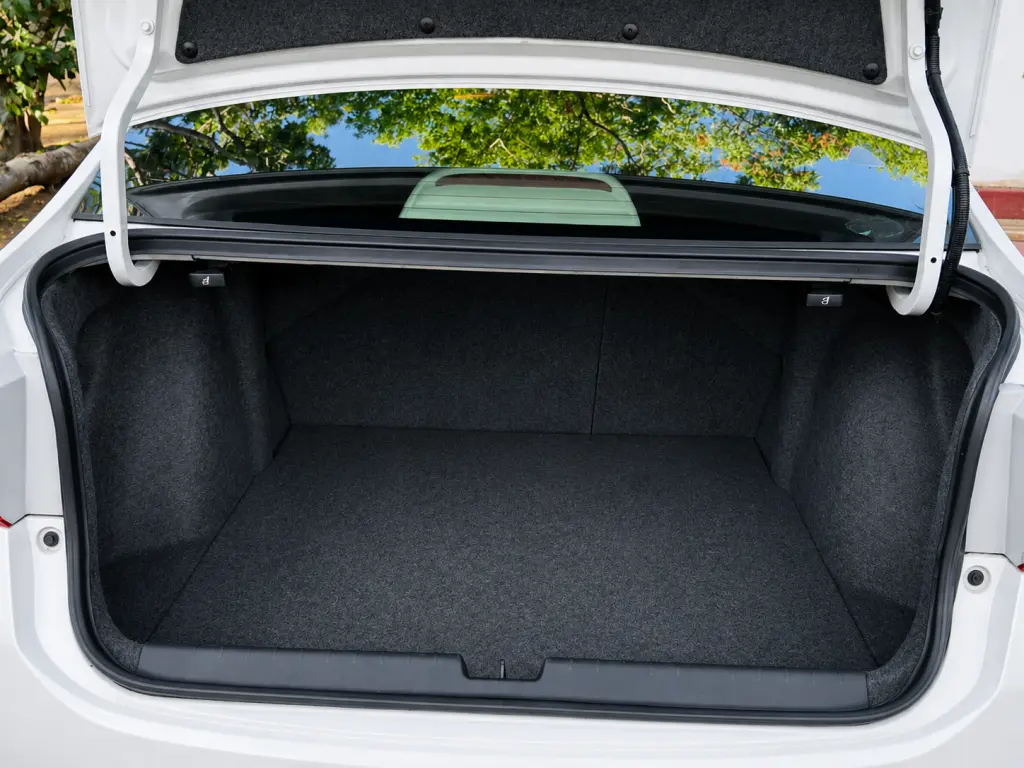 Boot / luggage area — Honda Grace