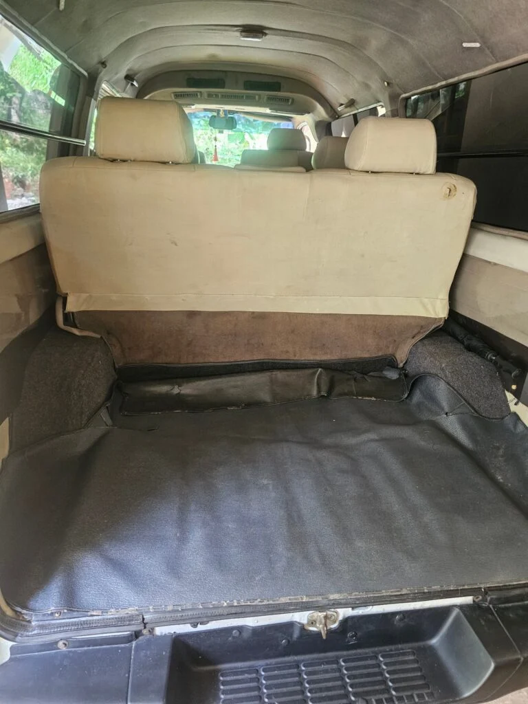 Boot / luggage area — Nissan caravan Qd 32