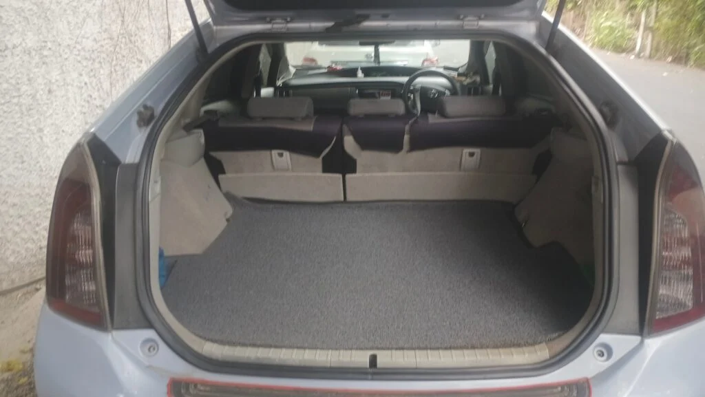 Boot / luggage area — Toyota Prius