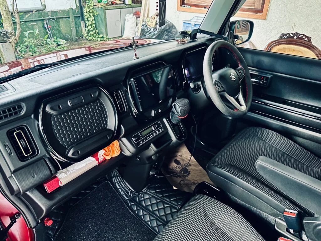 Interior right — Suzuki Hustler