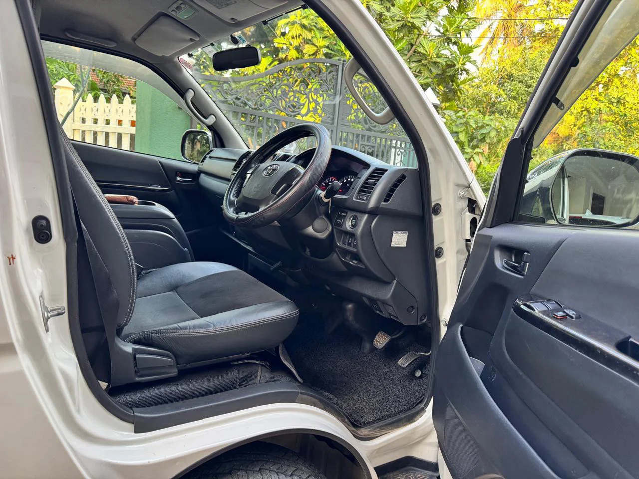 Interior right — Toyota Hiace