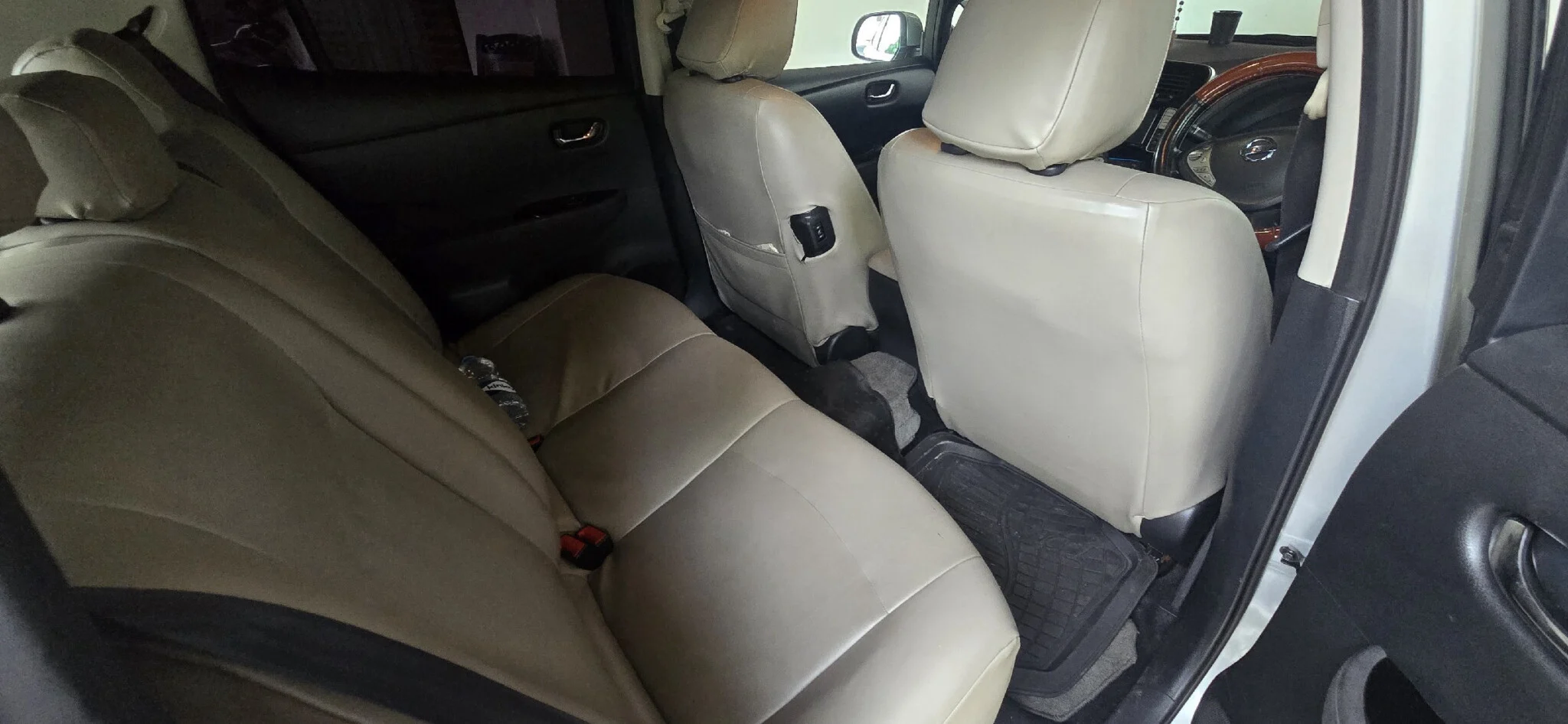 Interior left — NISSAN Leaf