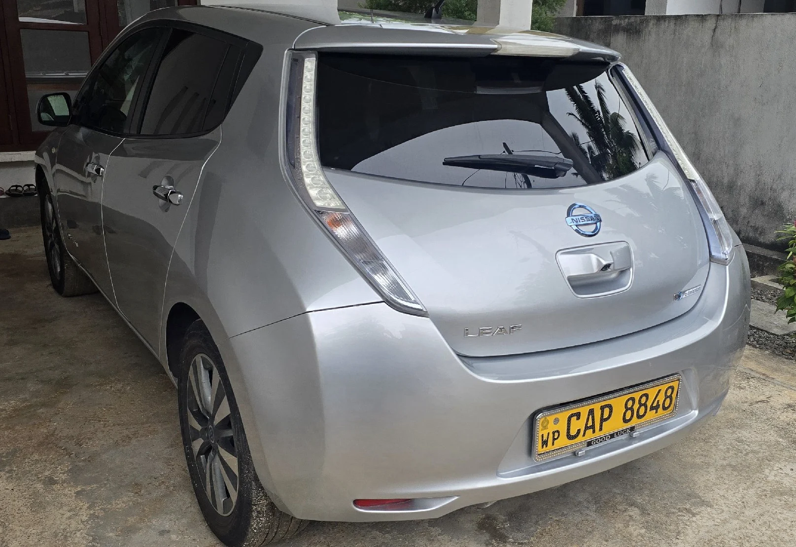 Rear — NISSAN Leaf