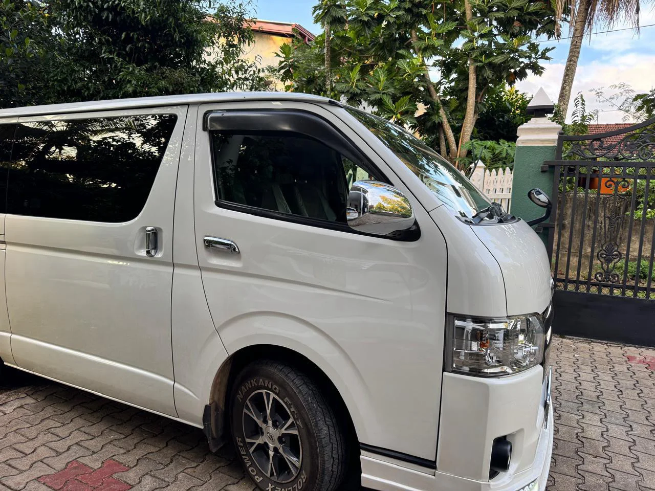 Right side — Toyota Hiace