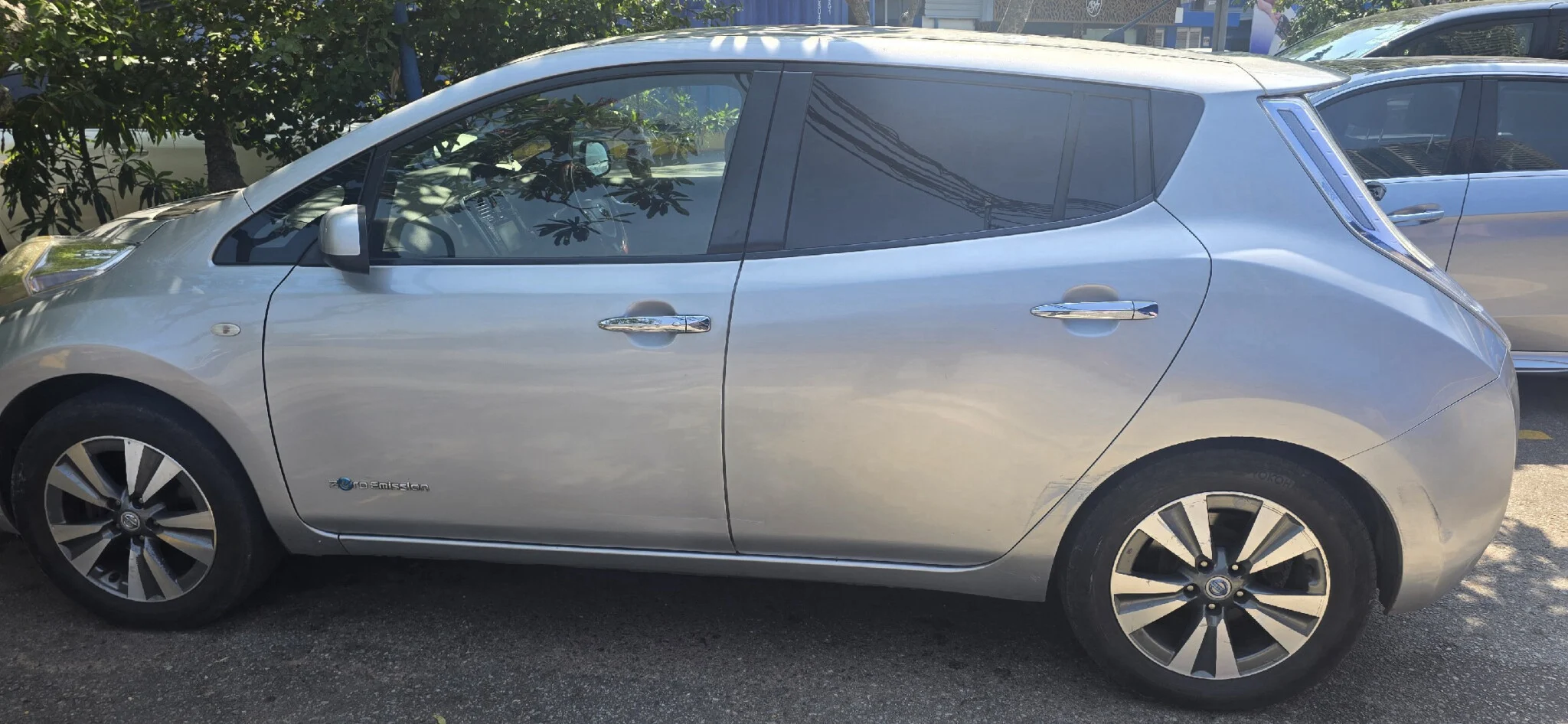 Left side — NISSAN Leaf