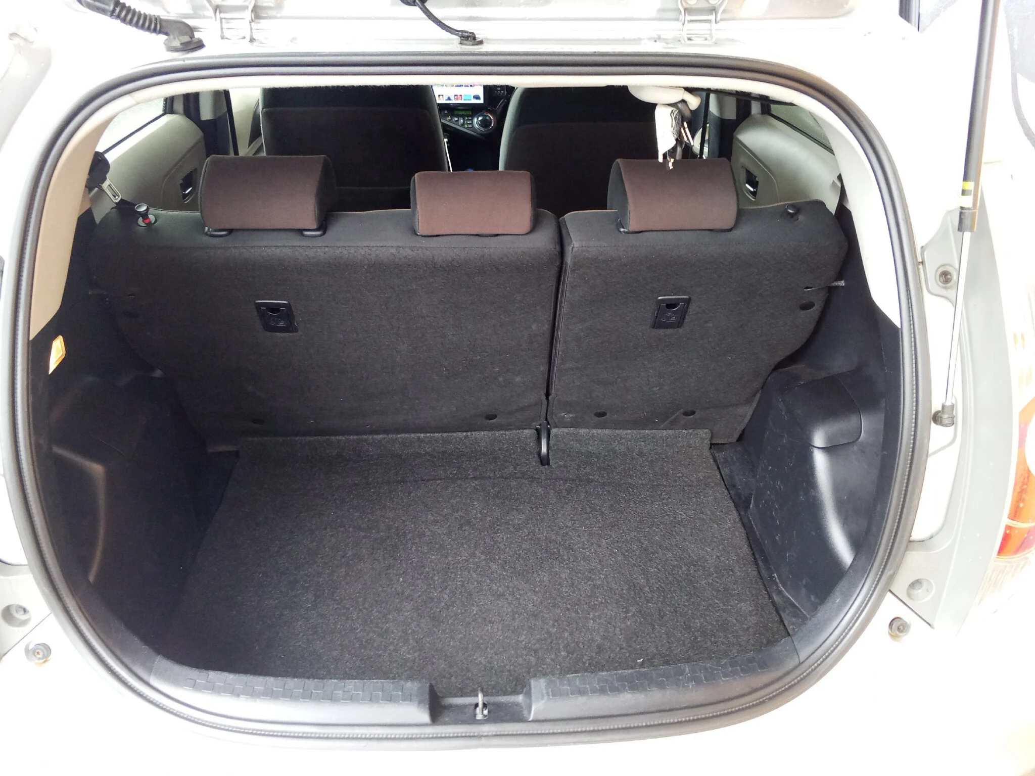 Boot / luggage area — TOYOTA aqua