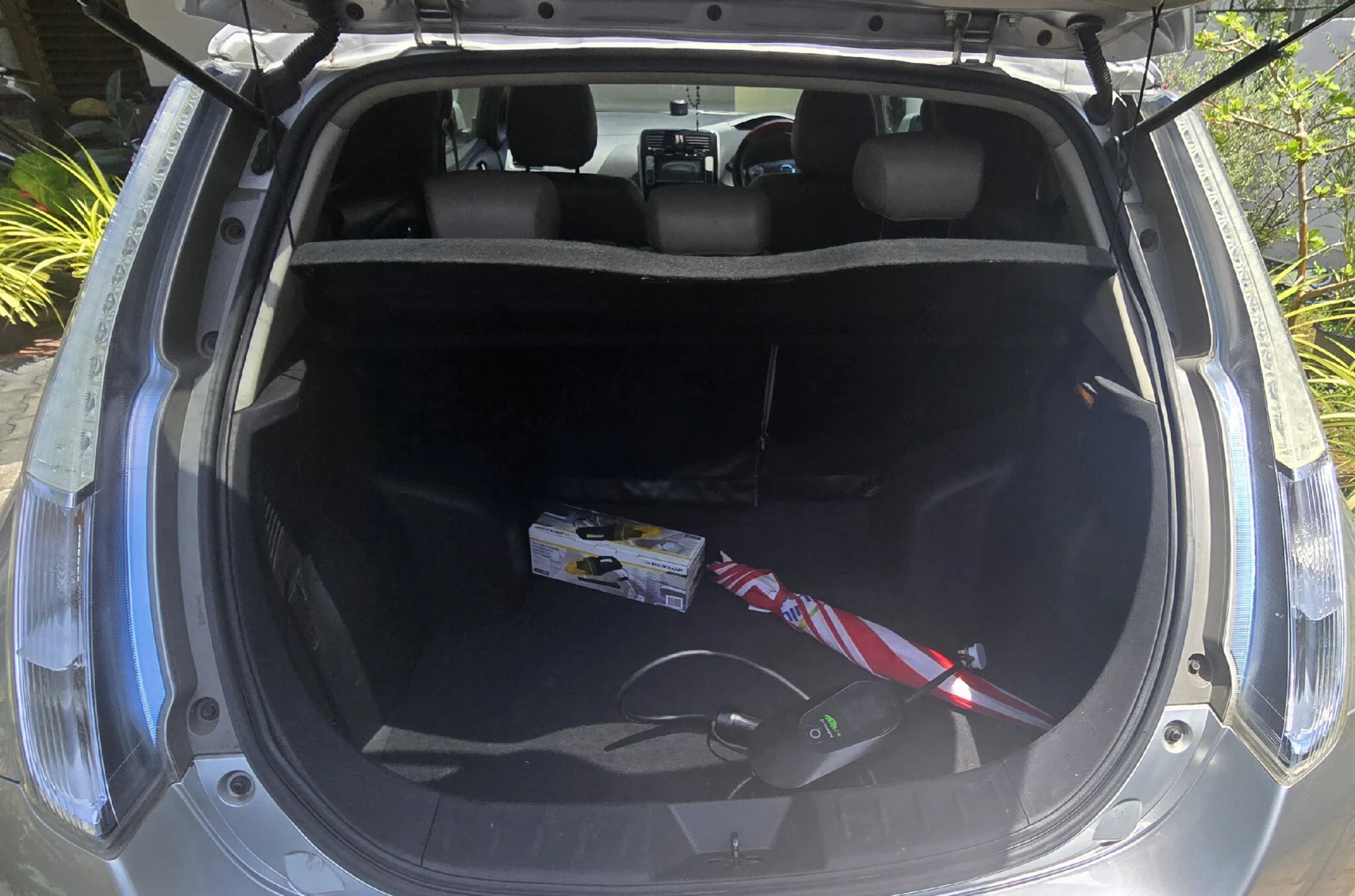 Boot / luggage area — NISSAN Leaf