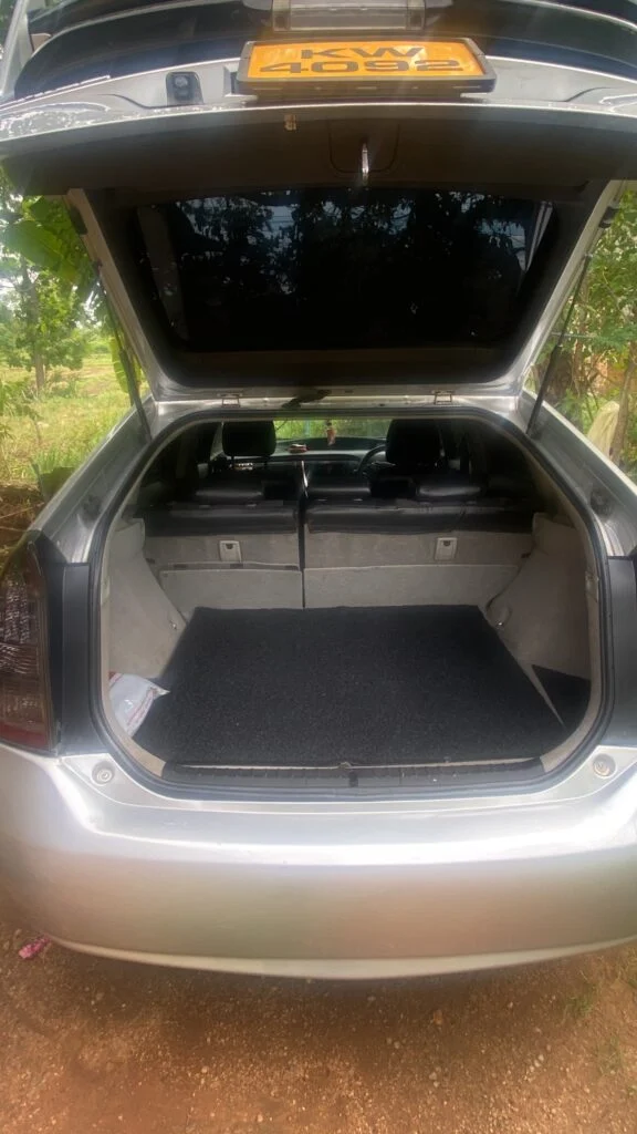 Boot / luggage area — Toyota Prius