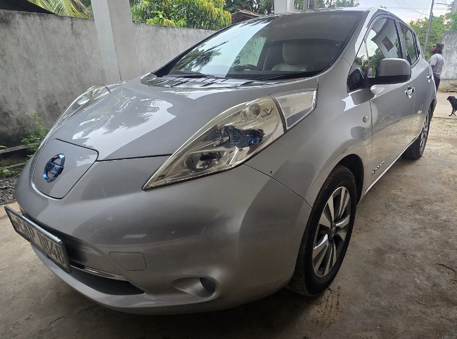 Front — NISSAN Leaf